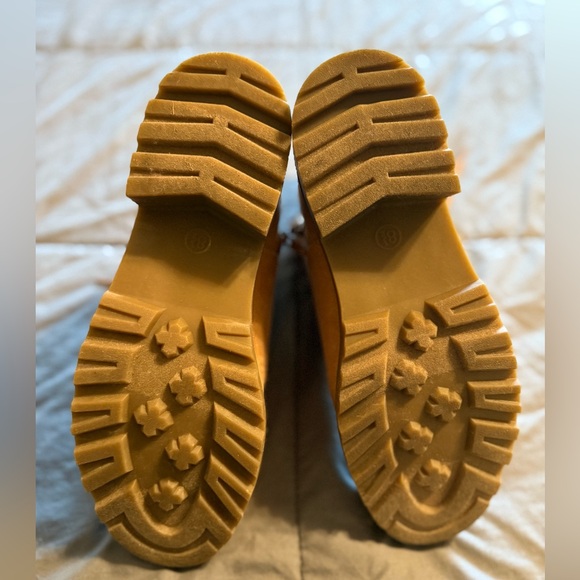 Size 8 1/2 Universal Thread side zip ankle boots - Picture 4 of 4